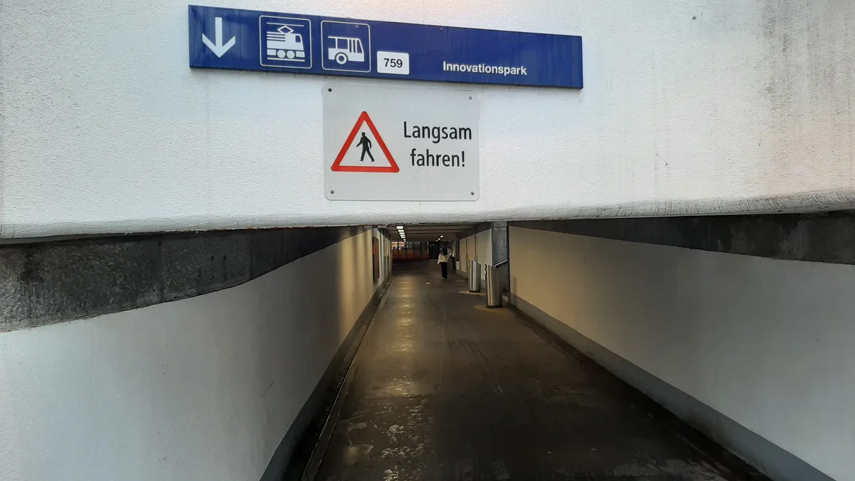 Beschilderung im Bereich der Bahnhofunterführung in Dübendorf.